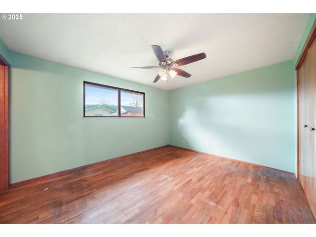 922 S 38TH St, Springfield, OR 97478