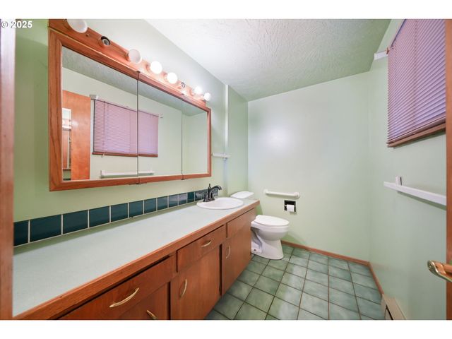 922 S 38TH St, Springfield, OR 97478