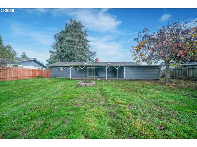 922 S 38TH St, Springfield, OR 97478
