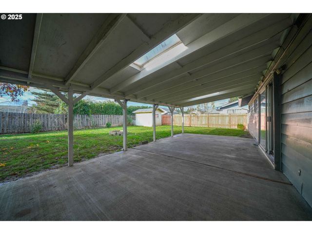 922 S 38TH St, Springfield, OR 97478