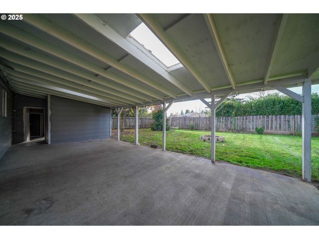 922 S 38TH St, Springfield, OR 97478