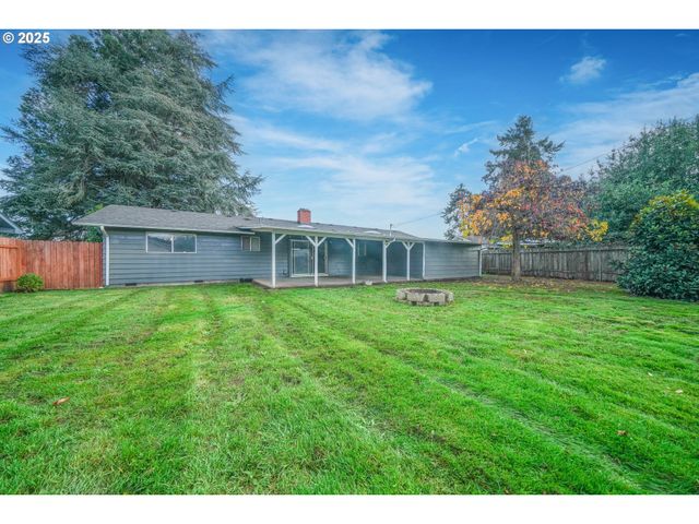 922 S 38TH St, Springfield, OR 97478