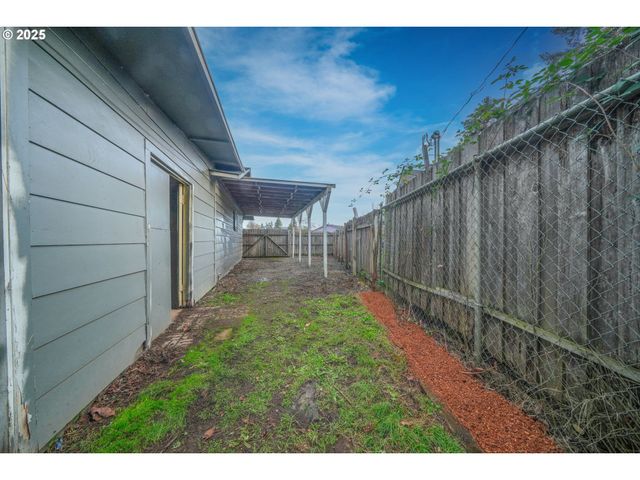 922 S 38TH St, Springfield, OR 97478
