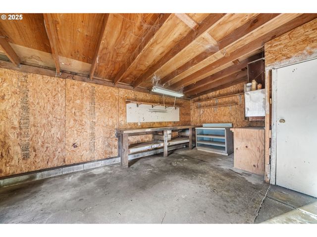 922 S 38TH St, Springfield, OR 97478