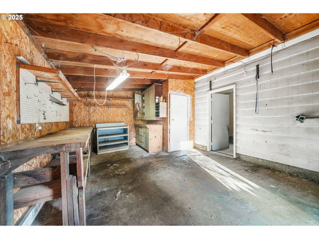 922 S 38TH St, Springfield, OR 97478