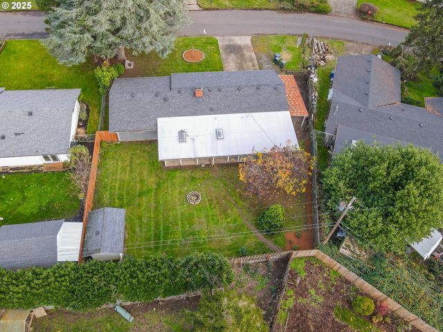 922 S 38TH St, Springfield, OR 97478