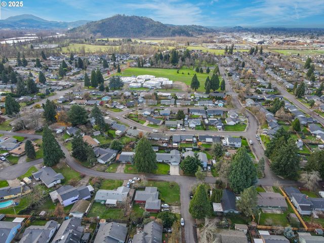 922 S 38TH St, Springfield, OR 97478