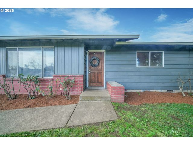 922 S 38TH St, Springfield, OR 97478