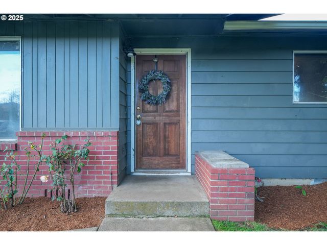 922 S 38TH St, Springfield, OR 97478