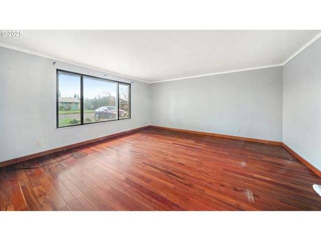 922 S 38TH St, Springfield, OR 97478