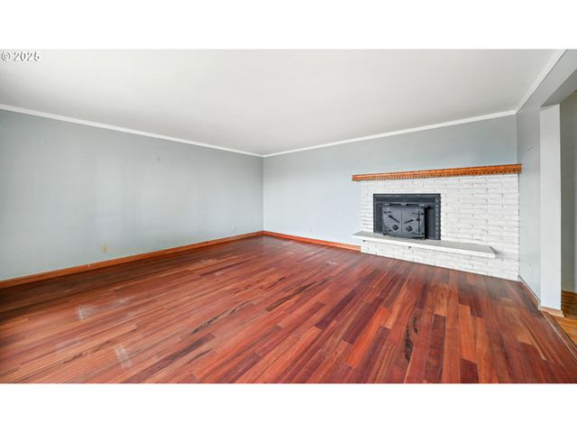 922 S 38TH St, Springfield, OR 97478