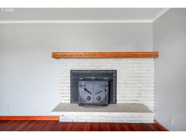 922 S 38TH St, Springfield, OR 97478