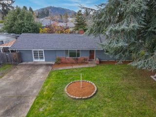922 S 38TH St, Springfield, OR 97478