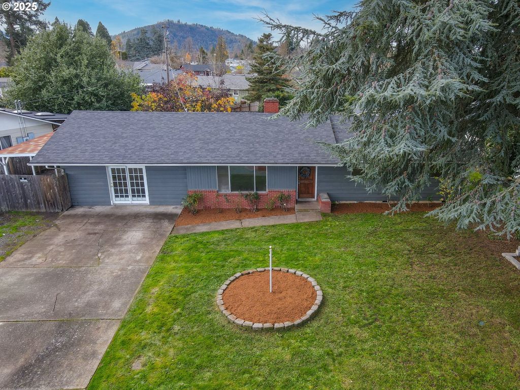922 S 38TH St, Springfield, OR 97478