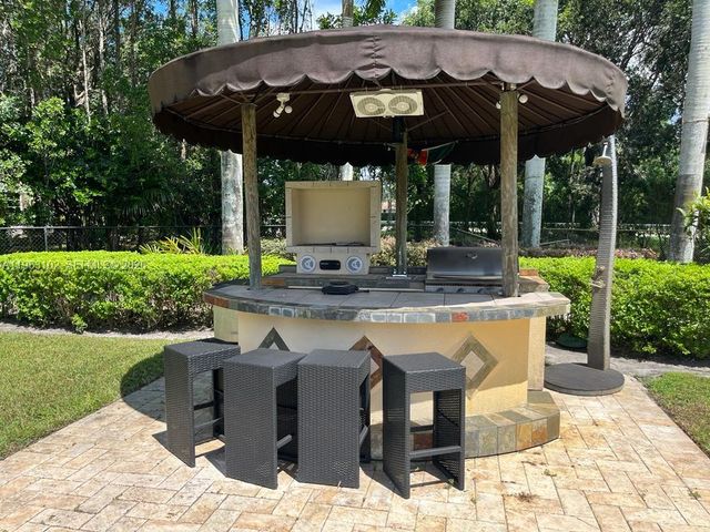 2750 E Jockey Cir E, Davie, FL 33330