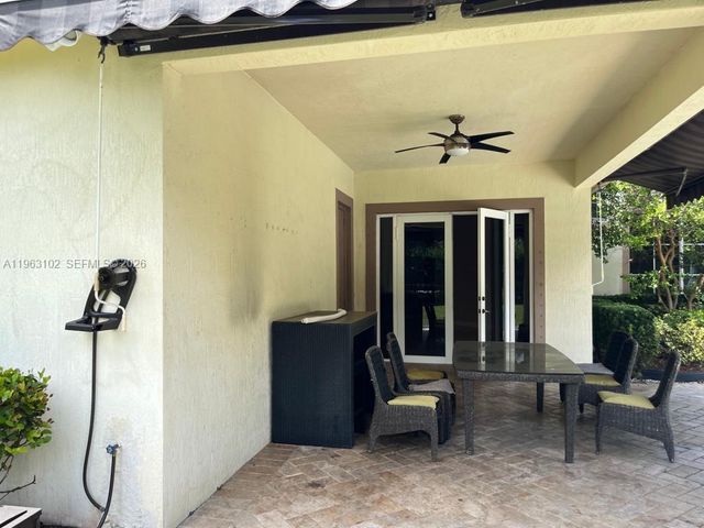 2750 E Jockey Cir E, Davie, FL 33330