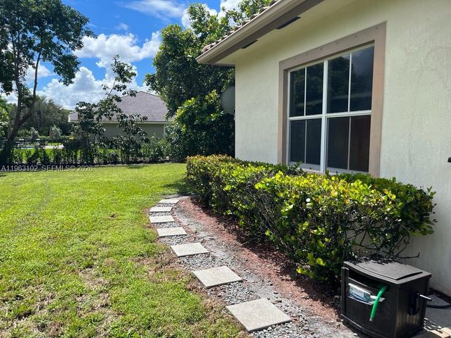 2750 E Jockey Cir E, Davie, FL 33330