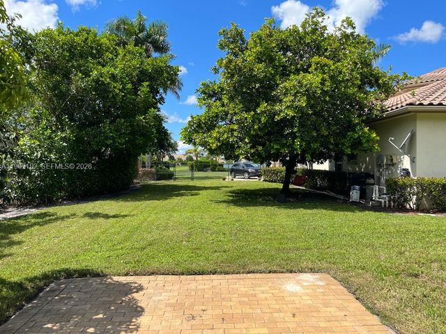 2750 E Jockey Cir E, Davie, FL 33330