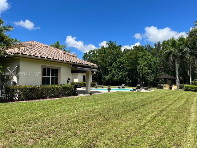 2750 E Jockey Cir E, Davie, FL 33330