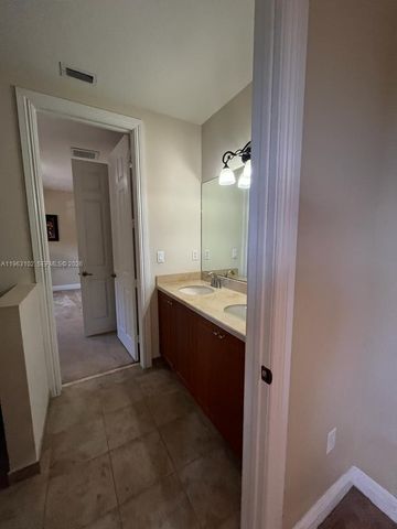 2750 E Jockey Cir E, Davie, FL 33330