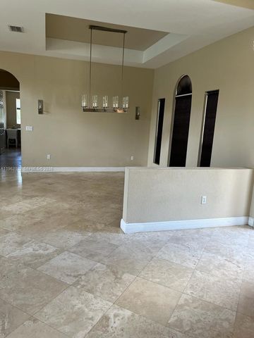 2750 E Jockey Cir E, Davie, FL 33330