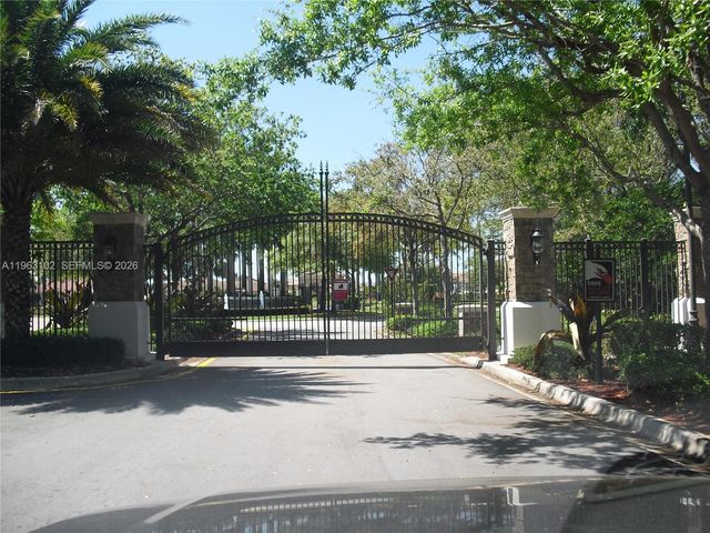 2750 E Jockey Cir E, Davie, FL 33330