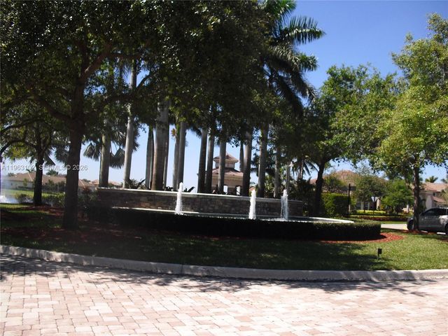 2750 E Jockey Cir E, Davie, FL 33330