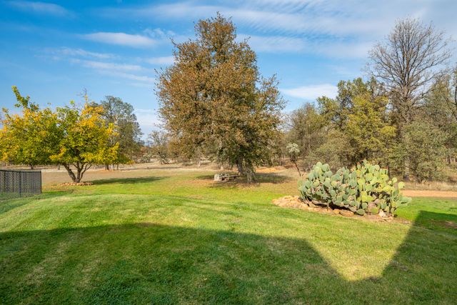 8180 Whispering Oaks Road, Redding, CA 96002