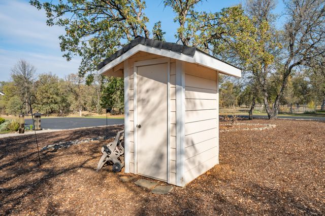 8180 Whispering Oaks Road, Redding, CA 96002