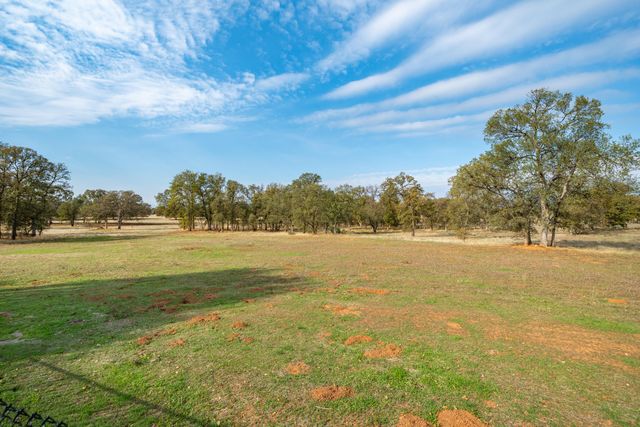 8180 Whispering Oaks Road, Redding, CA 96002