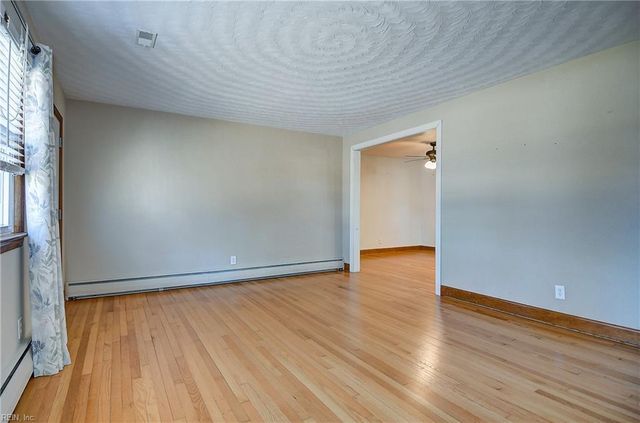 112 Cottonwood LN, Chesapeake, VA 23320