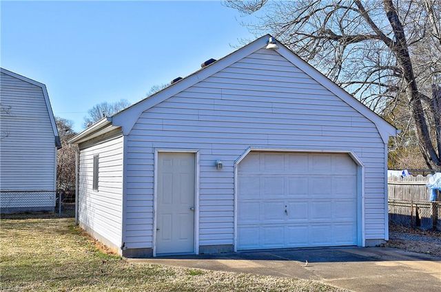 112 Cottonwood LN, Chesapeake, VA 23320