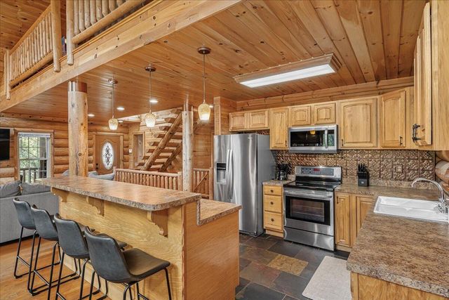 645 Right Fork Fixer Road, Zoe, KY 41397