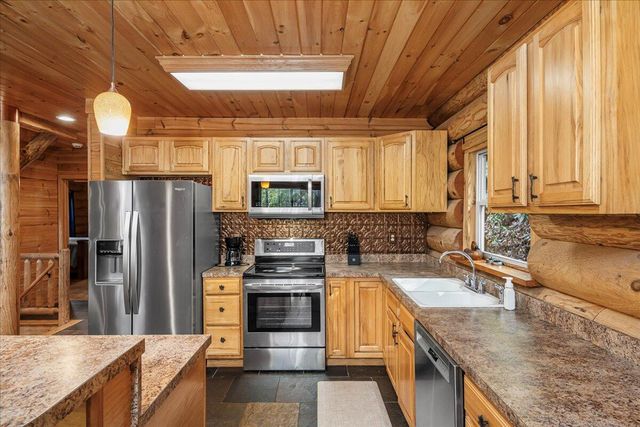 645 Right Fork Fixer Road, Zoe, KY 41397