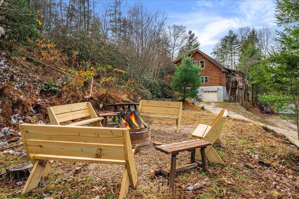 645 Right Fork Fixer Road, Zoe, KY 41397