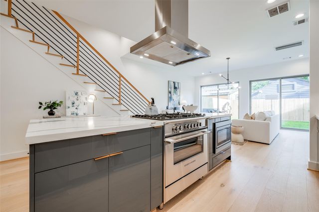 1634 Castle Court, Houston, TX 77006