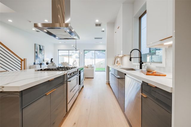 1634 Castle Court, Houston, TX 77006