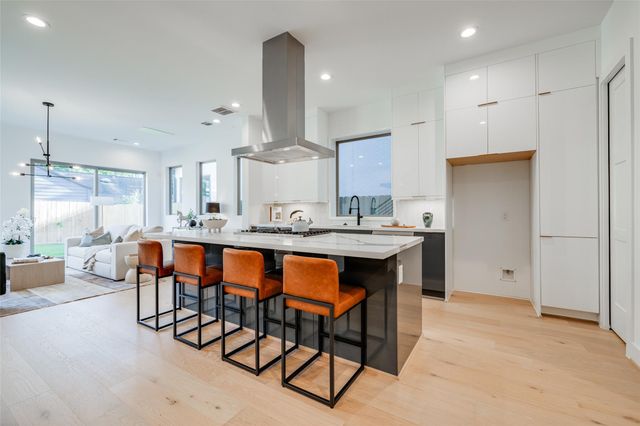 1634 Castle Court, Houston, TX 77006