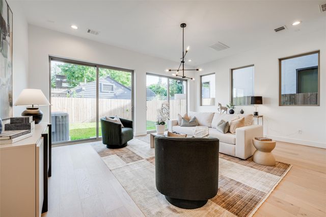 1634 Castle Court, Houston, TX 77006