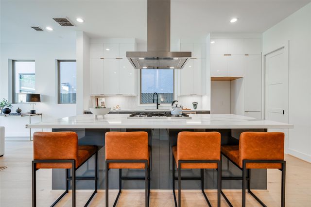 1634 Castle Court, Houston, TX 77006