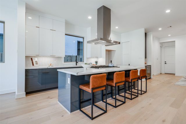 1634 Castle Court, Houston, TX 77006