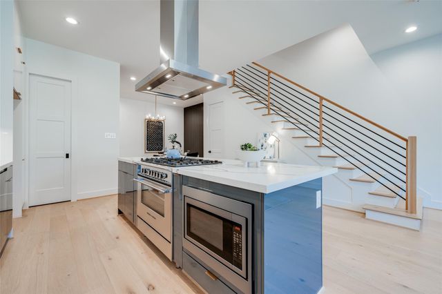 1634 Castle Court, Houston, TX 77006