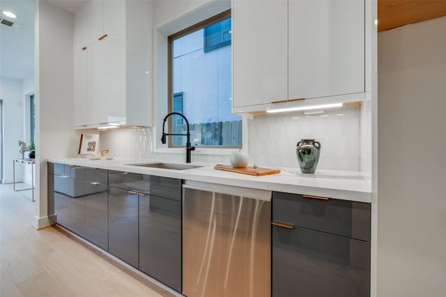 1634 Castle Court, Houston, TX 77006