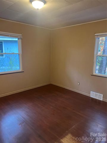 243 Governors View Road, Asheville, NC 28805
