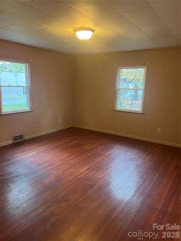 243 Governors View Road, Asheville, NC 28805