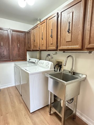 1313 Cass Lane E 302, Westmont, IL 60559