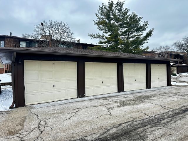 1313 Cass Lane E 302, Westmont, IL 60559