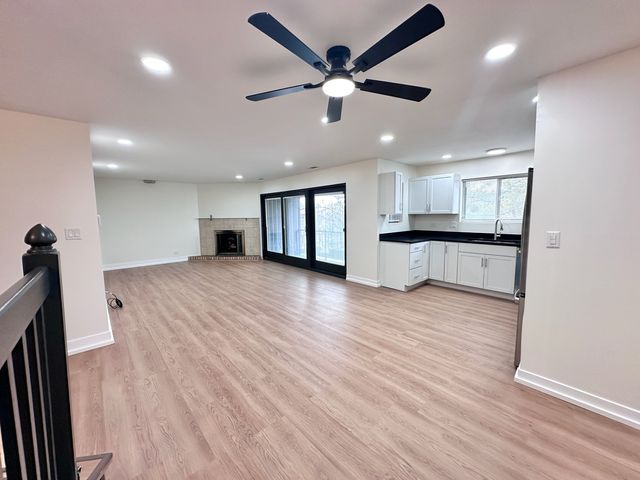 1313 Cass Lane E 302, Westmont, IL 60559