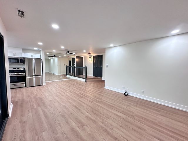 1313 Cass Lane E 302, Westmont, IL 60559