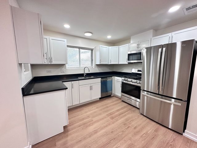 1313 Cass Lane E 302, Westmont, IL 60559